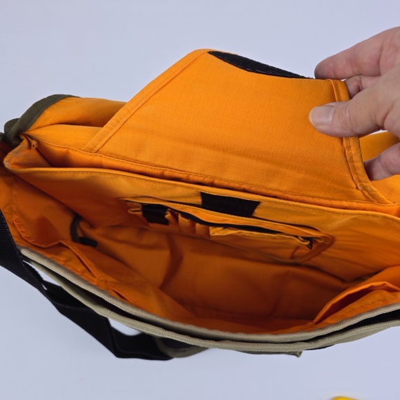 Crumpler The Considerable Embarrassment Laptop Messenger Bag 15" Olive Khaki - Picture 6 of 13